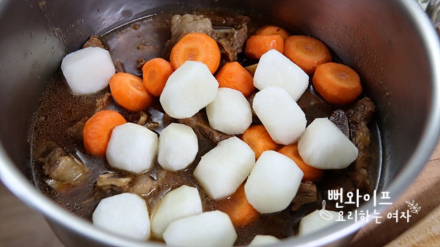 Simmer the galbijjim — step photo 1