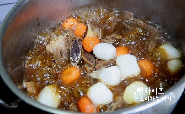 Simmer the galbijjim — step photo 2