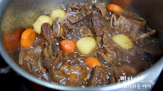 Simmer the galbijjim — step photo 1