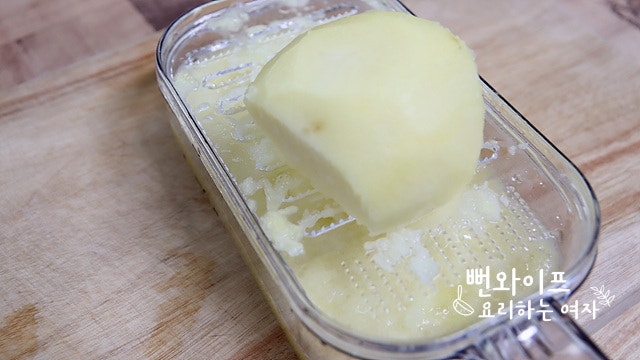 Grate the potato — step photo 1