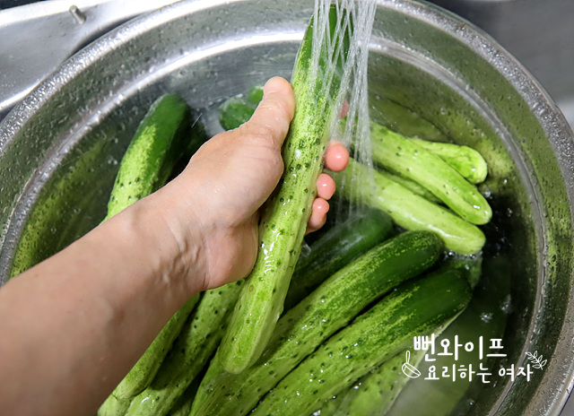 Wash the cucumbers — step photo 1