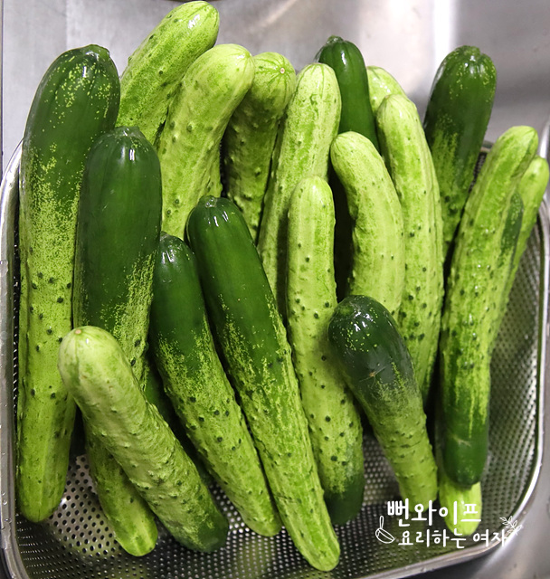 Wash the cucumbers — step photo 2