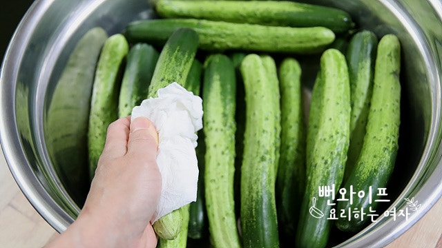 Wash the cucumbers — step photo 1