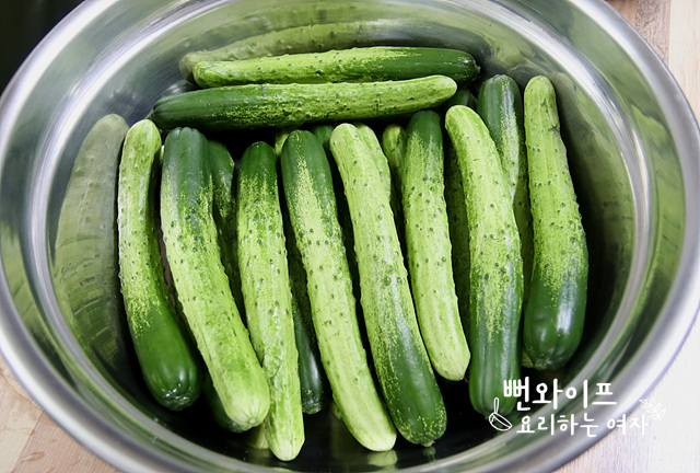 Wash the cucumbers — step photo 2
