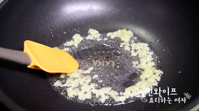 Stir-fry the anchovies in garlic oil — step photo 1