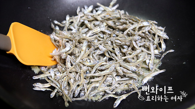 Stir-fry the anchovies in garlic oil — step photo 2