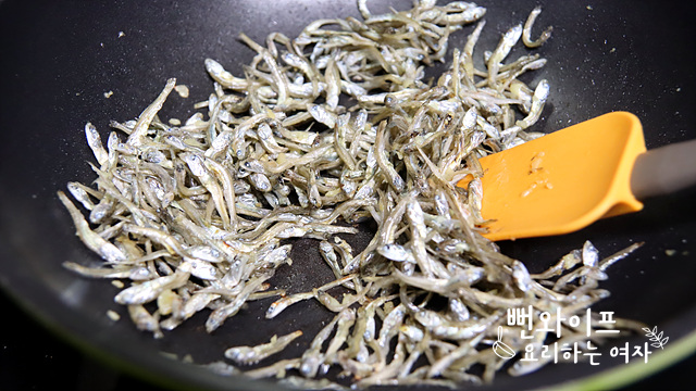 Stir-fry the anchovies in garlic oil — step photo
