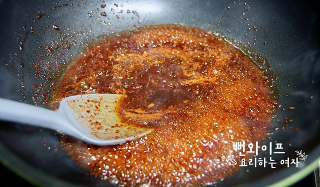 Simmer the shishito peppers in seasoning — step photo 1