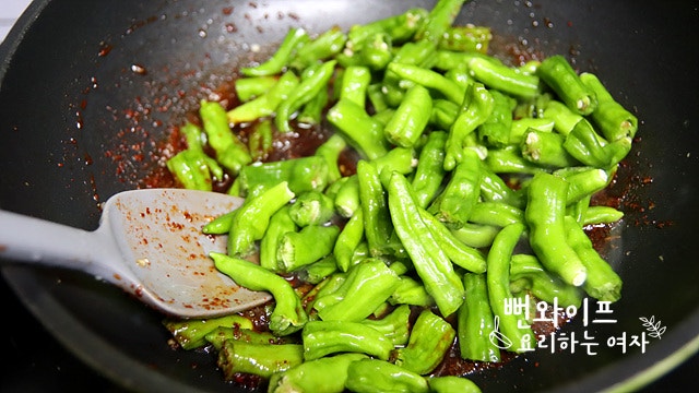 Simmer the shishito peppers in seasoning — step photo 2