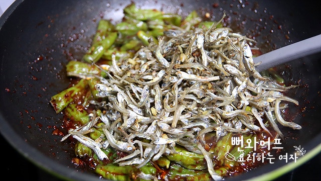 Add the anchovies and toss — step photo 1