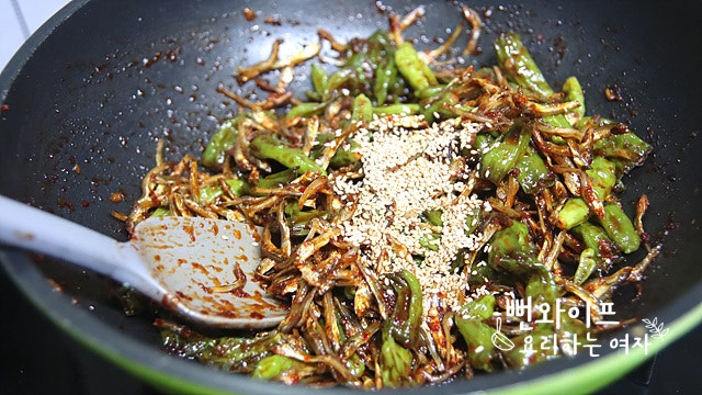 Add the anchovies and toss — step photo 1