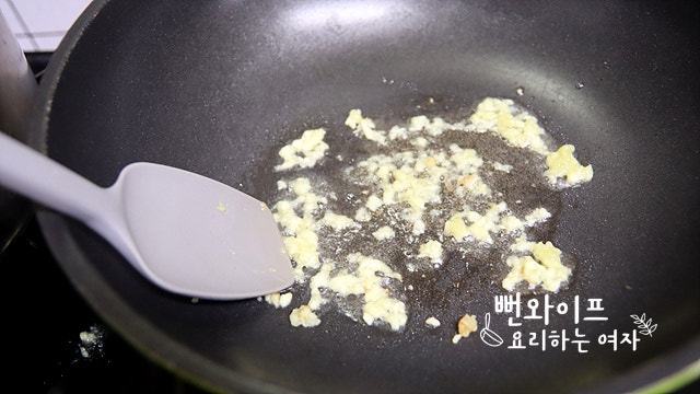 Stir-fry the Korean zucchini — step photo 1