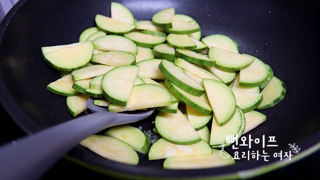 Stir-fry the Korean zucchini — step photo 2