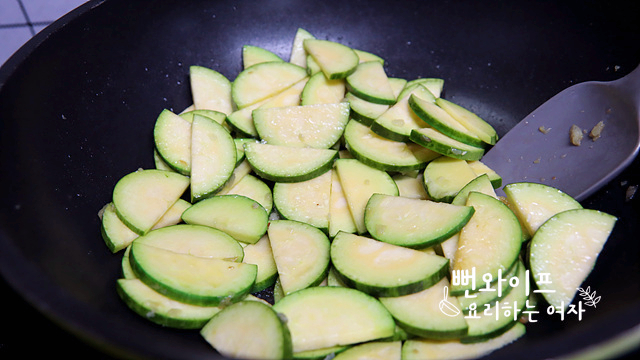Stir-fry the Korean zucchini — step photo