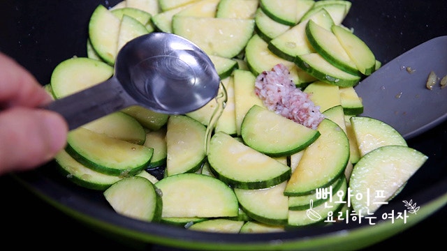 Stir-fry the Korean zucchini — step photo 1