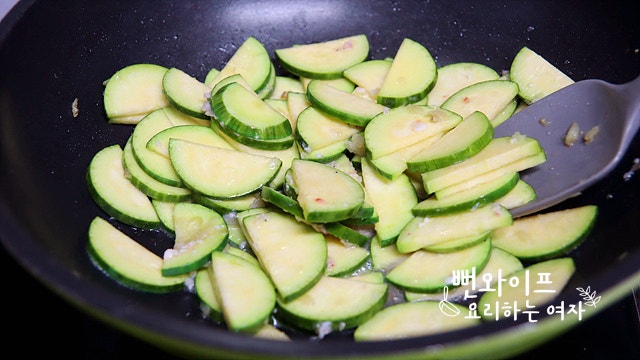 Stir-fry the Korean zucchini — step photo 2