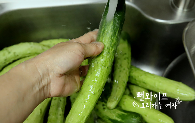 Prepare and wash the cucumbers — step photo