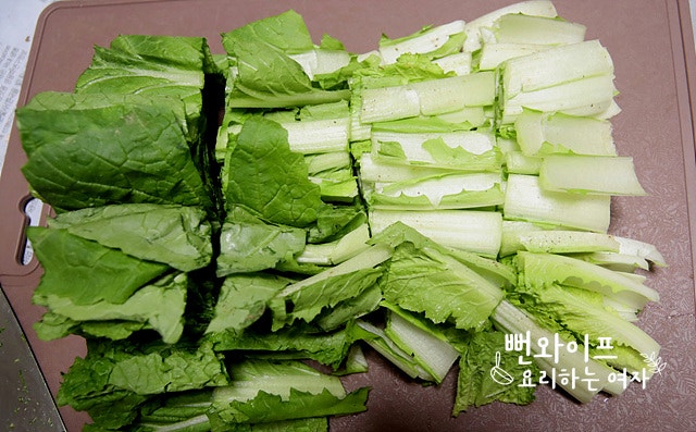 Trim the young summer radish and eolgari cabbage — step photo 2