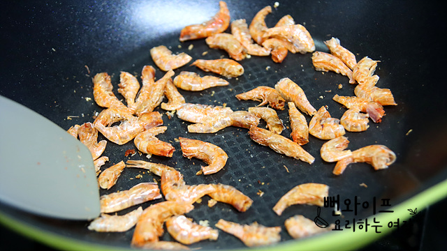 Stir-fry the dried shrimp — step photo