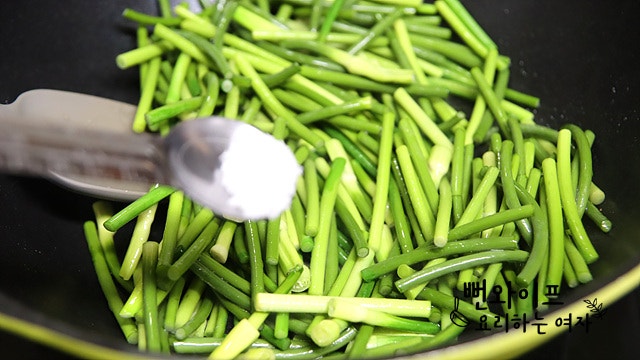 Stir-fry the garlic scapes — step photo 1