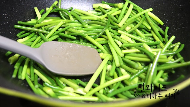 Stir-fry the garlic scapes — step photo 2