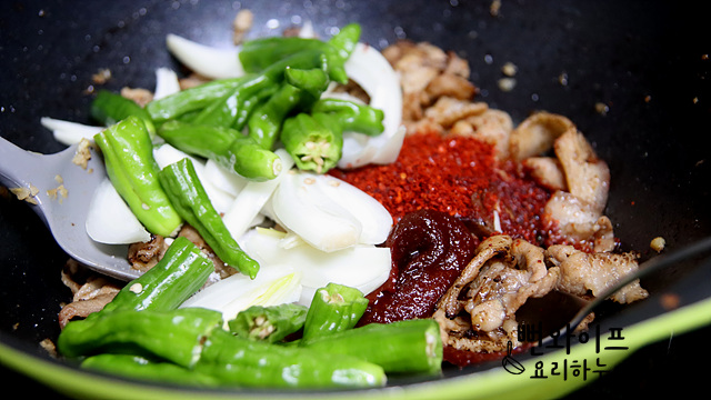 Add vegetables and seasoning, then stir-fry — step photo