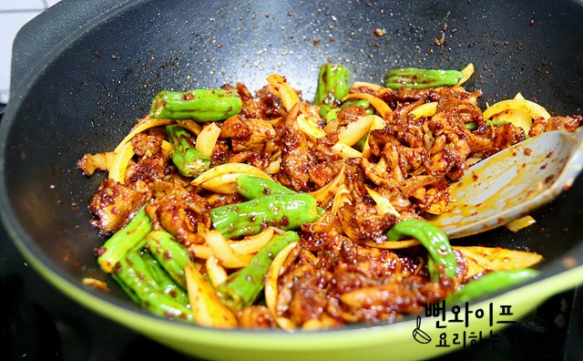 Add vegetables and seasoning, then stir-fry — step photo 1