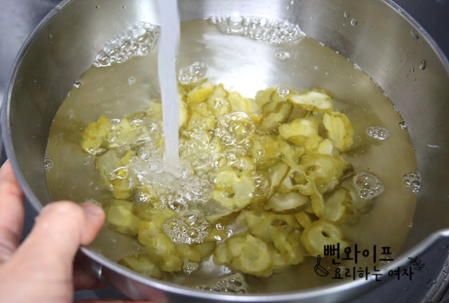 Draw out salt from pickled cucumbers — step photo 1