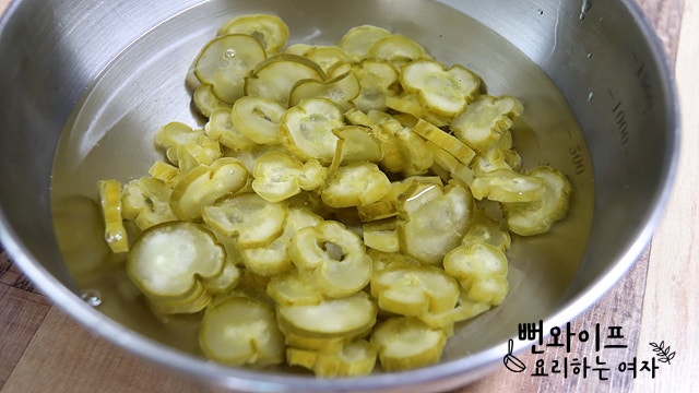Draw out salt from pickled cucumbers — step photo 2