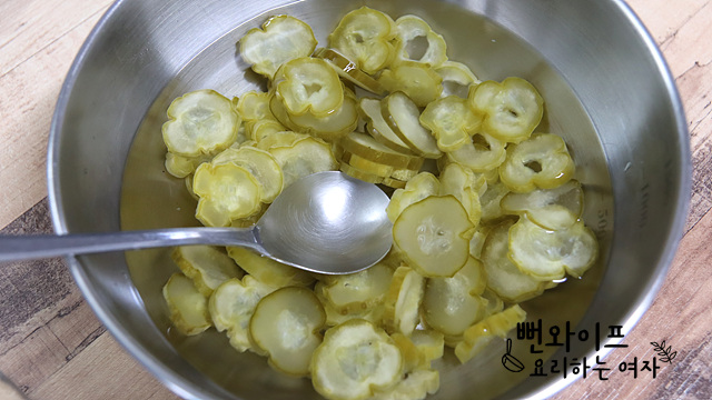 Draw out salt from pickled cucumbers — step photo