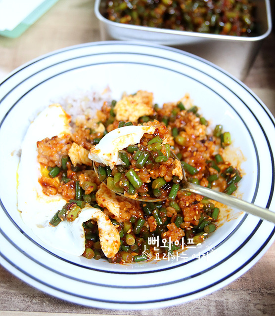 Crisp Maneuljjong Muchim Bibimbap (Bibimbap with Seasoned Garlic Scapes) — finished dish