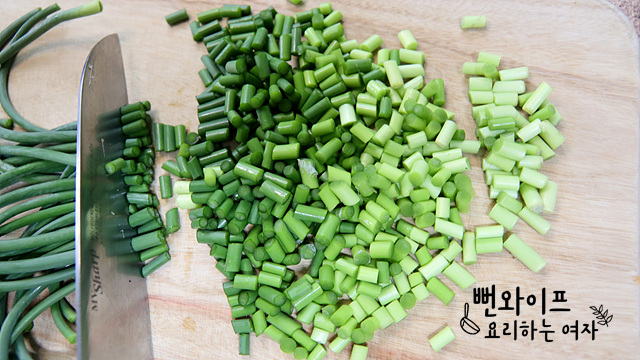 Chop the garlic scapes — step photo