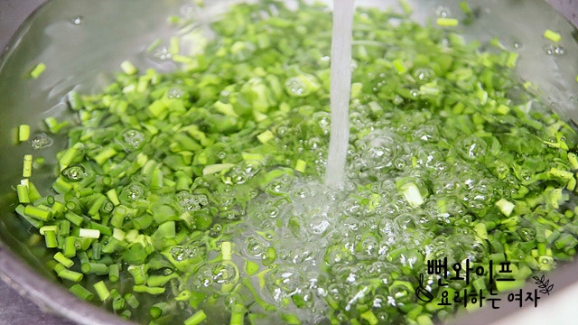 Wash the garlic scapes — step photo 1