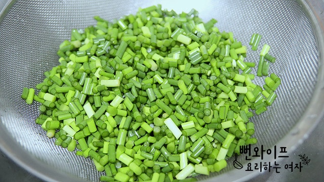 Wash the garlic scapes — step photo 2