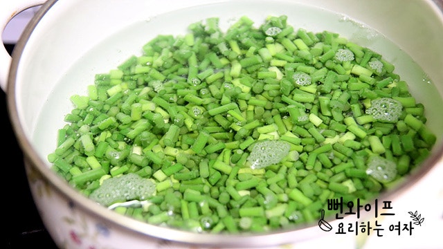 Blanch the garlic scapes — step photo 2