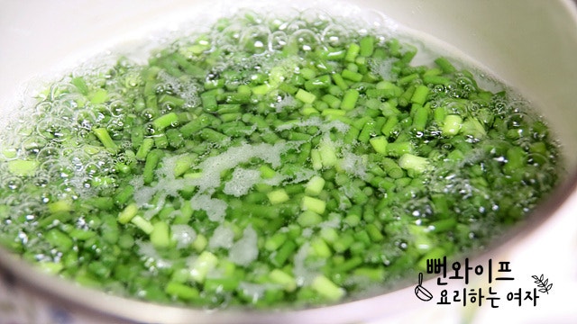 Blanch the garlic scapes — step photo 1