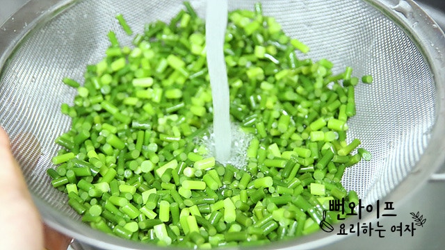 Blanch the garlic scapes — step photo 2