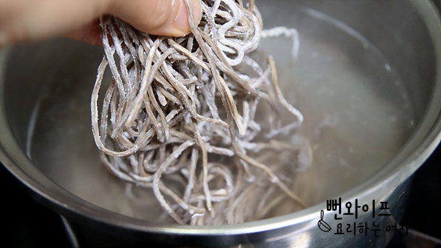 Boil the noodles — step photo 1