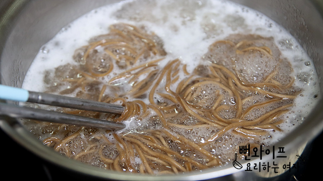 Boil the noodles — step photo 2