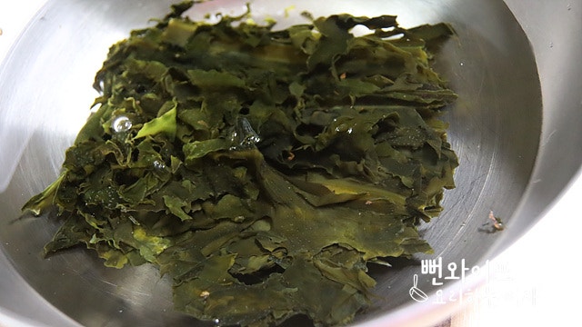 Soak the seaweed — step photo 1