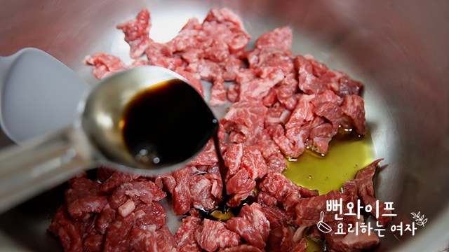 Sauté the beef and seaweed — step photo 1