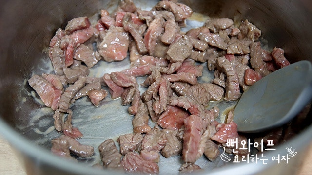 Sauté the beef and seaweed — step photo 2