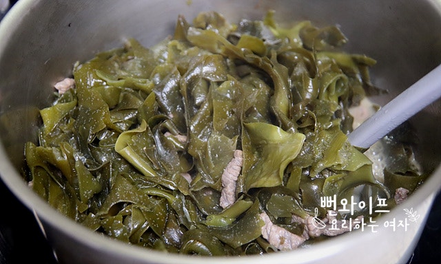 Sauté the beef and seaweed — step photo 1