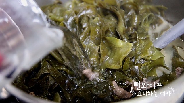 Sauté the beef and seaweed — step photo 2