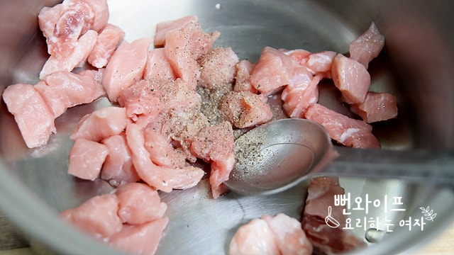 Stir-fry the potato and pork — step photo 1