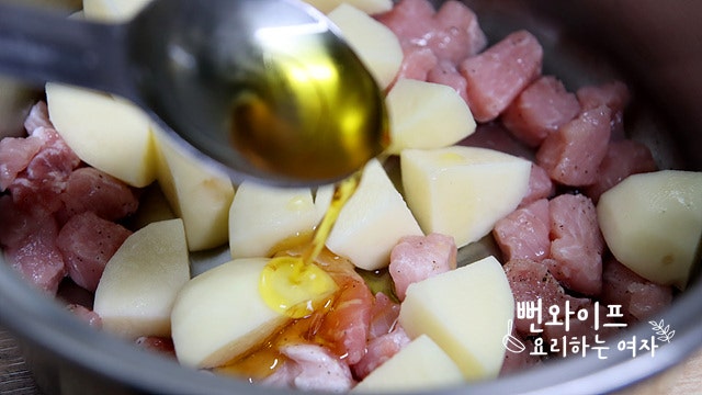 Stir-fry the potato and pork — step photo 2