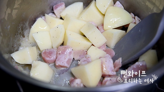 Stir-fry the potato and pork — step photo 1