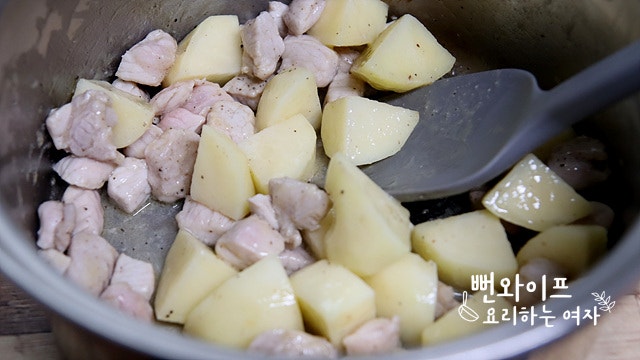 Stir-fry the potato and pork — step photo 2