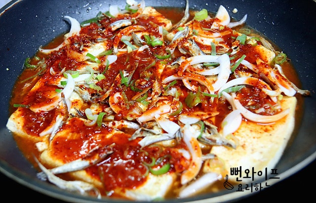 Add sauce and vegetables — step photo 2