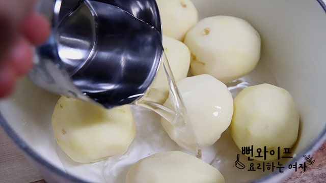 Add water to the potatoes — step photo 1